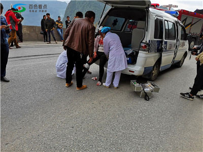 7、医护人员现场救治伤者.jpg