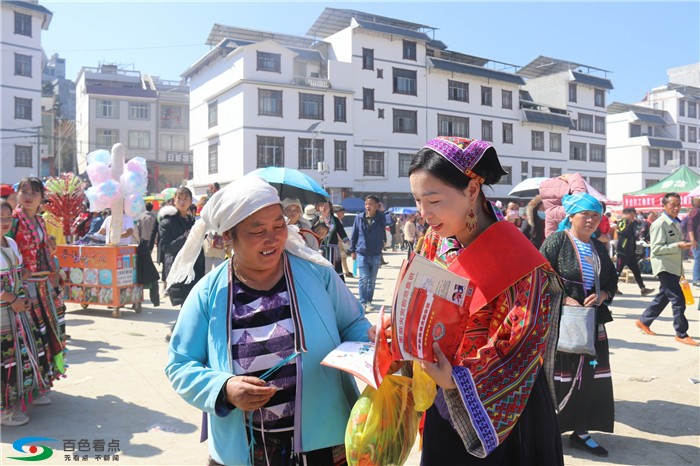 消防宣传大使提醒村民注意家庭防火.JPG