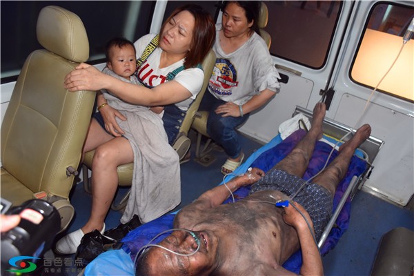 7送被困者上救护车.JPG