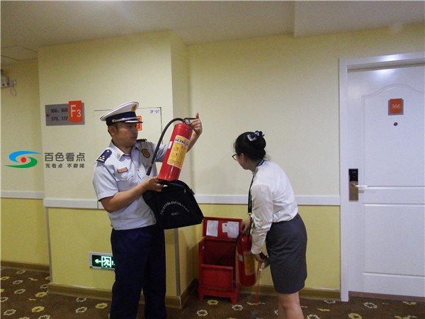 检查灭火器有效期.jpg