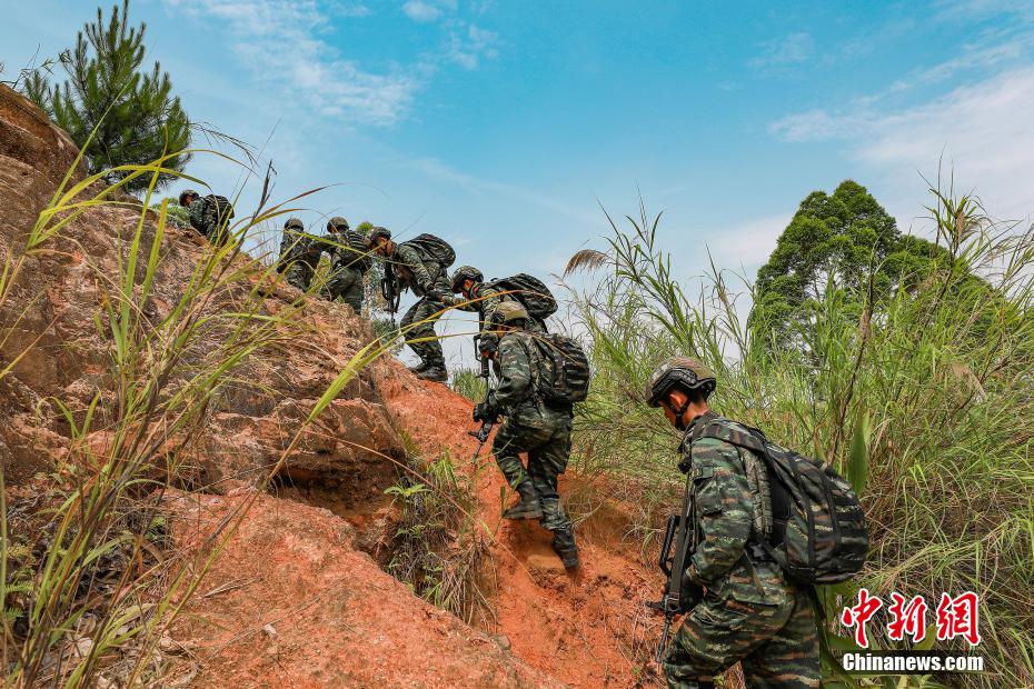 百色武警特战队员开展多课目强化训练 百色,武警,武警特战队,特战,特战队员