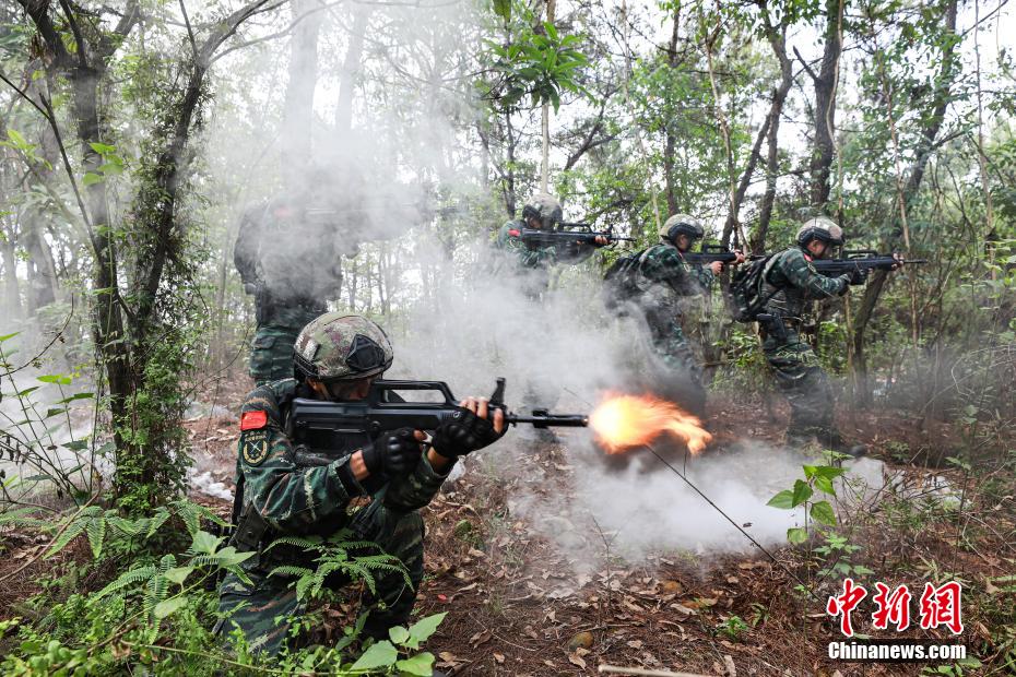 百色武警特战队员开展多课目强化训练 百色,武警,武警特战队,特战,特战队员