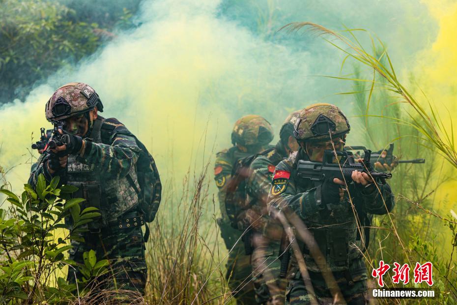 百色武警特战队员开展多课目强化训练 百色,武警,武警特战队,特战,特战队员