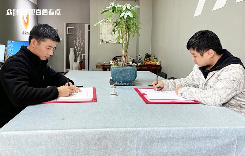 众昇传媒总经理班富昇（左）与百色看点创使人刘义海（右）签约现场