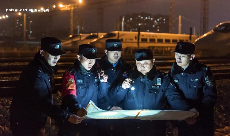 民警借助手电筒的光线查看桂林动车所巡防重点（熊星会 摄） (2).jpg